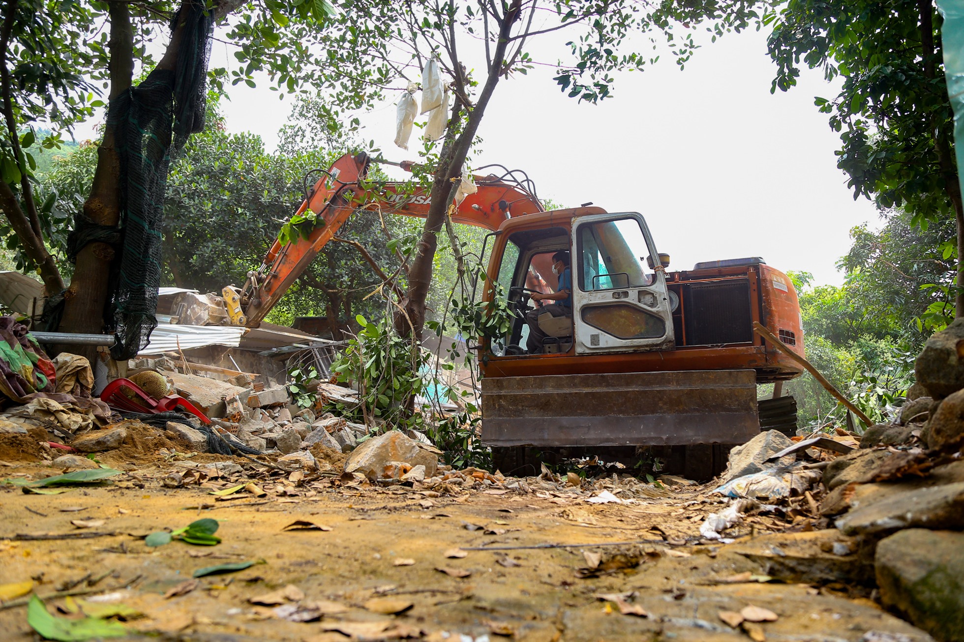 Theo thanh tra thành phố hiện nay bán đảo Sơn Trà còn 58 trường hợp vi phạm. UBND quận Sơn Trà đã đưa ra lộ trình cụ thể, phấn đấu đến năm 2025 sẽ  xử lý dứt điểm các công trình này.