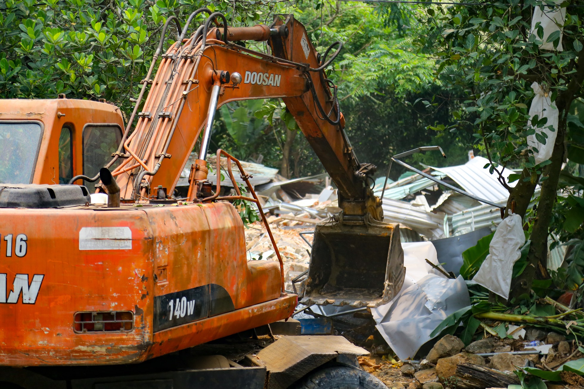 Những trường hợp sai phạm trước đó đã bị xử phạt hành chính từ 5 đến 12.5 triệu đồng vì tự ý chuyển đổi mục đích sử dụng đất và xây dựng các công trình kiên cố trên đất rừng ở bán đảo Sơn Trà mặc dù không được cơ quan thẩm quyền cho phép.