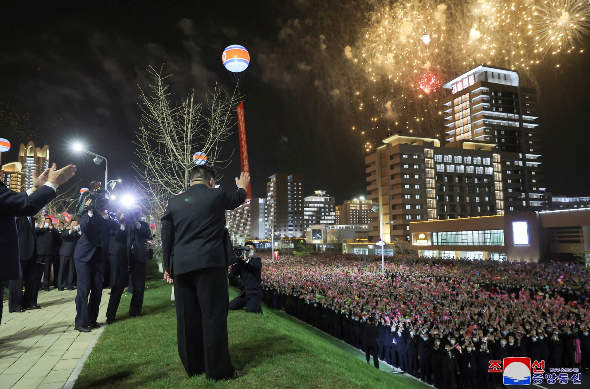 Nhà lãnh đạo Kim Jong-un (giữa) dự lễ khánh thành dự án xây dựng 10.000 nhà ở hiện đại tại thủ đô Bình Nhưỡng ngày 16.4.2023. Ảnh: AFP/KCNA