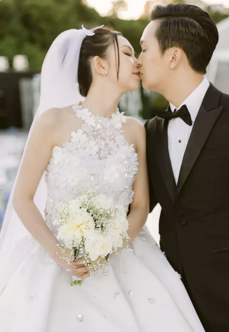 Sau 1 năm đính hôn, đạo diễn Victor Vũ - Đinh Ngọc Diệp bí mật tổ chức đám  cưới tại Mỹ