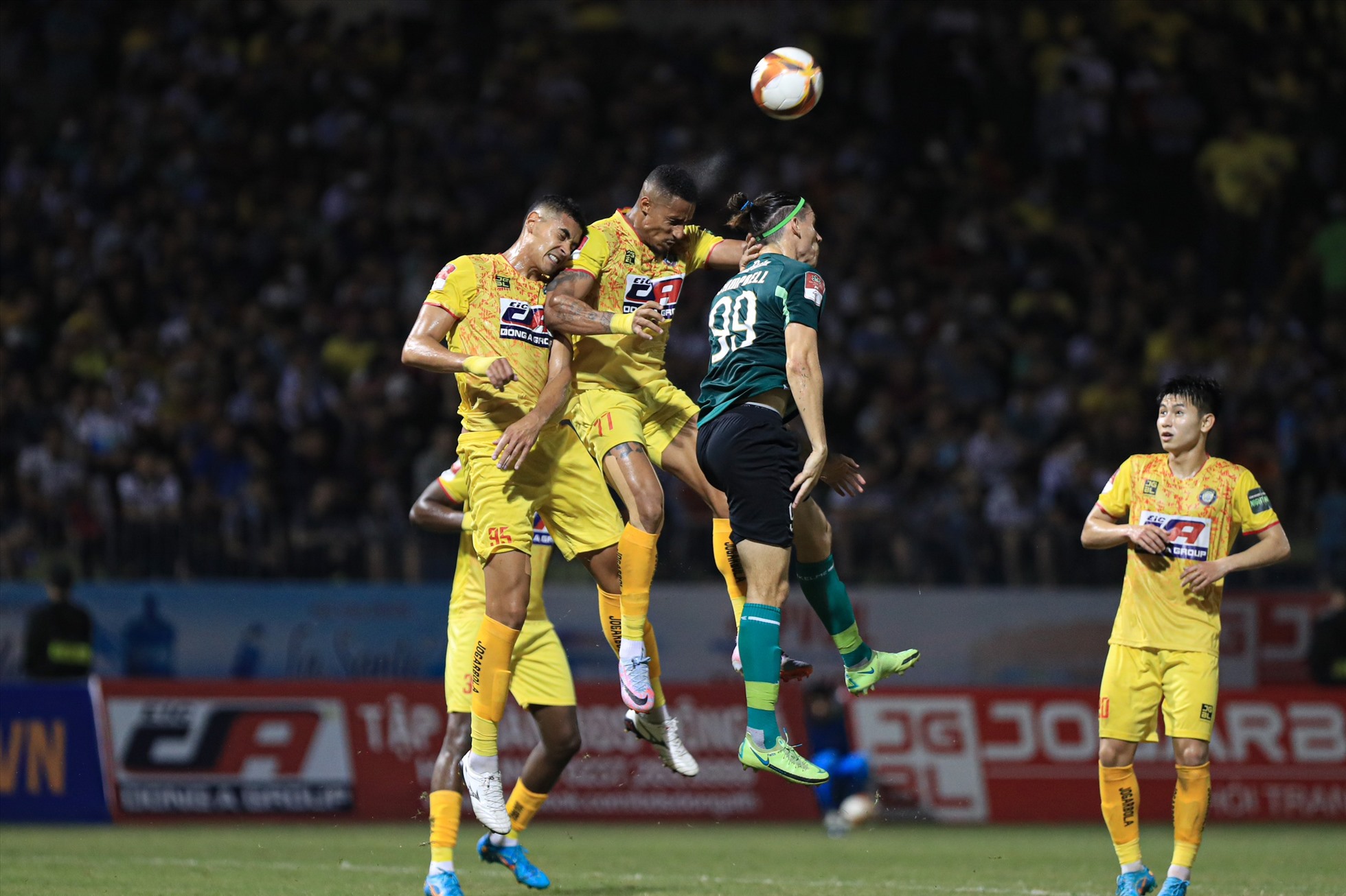 Thanh Hoá vươn lên dẫn trước 2-0 nhờ công của Trọng Hùng và Paulo . Ảnh: Minh Dân