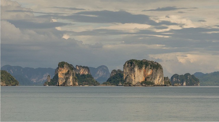 Để đến ÀNI Thái Lan, du khách phải đi thuyền qua Vịnh Phang Nga tuyệt đẹp. Ảnh: CNN