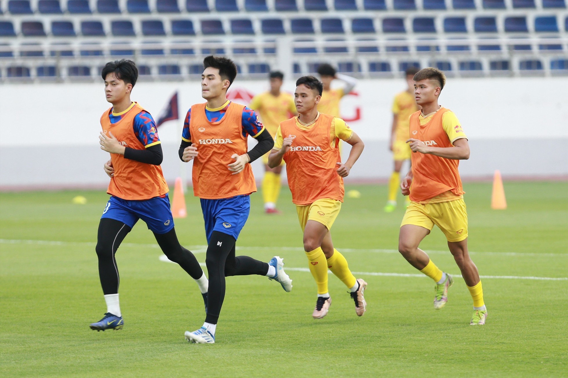 24 cầu thủ đầu tiên của U22 Việt Nam ra sân tập vào chiều 17.4 với những bài kiểm tra sức bền cơ bản của ban huấn luyện. Bảy cầu thủ còn lại sẽ hội quân vào ngày 18.4 và cũng được kiểm tra tình hình sức khỏe sau khi thi đấu xong vòng 7 V.League.