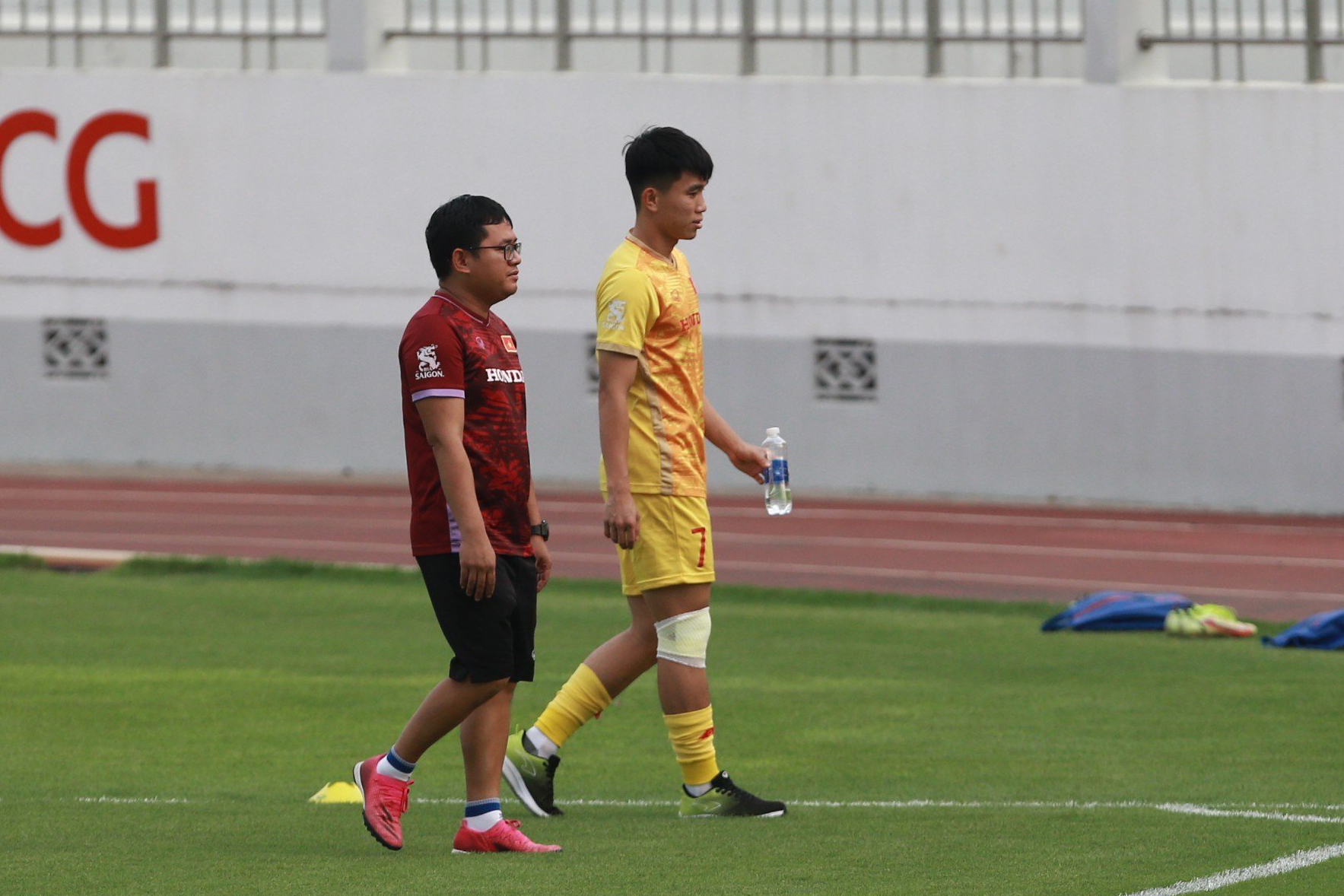 Đáng chú ý khi Lê Văn Đô phải tập riêng trong chiều 17.4. Cầu thủ đang có phong độ cao cùng Công an Hà Nội cũng không được phép đến gần các đồng đội.