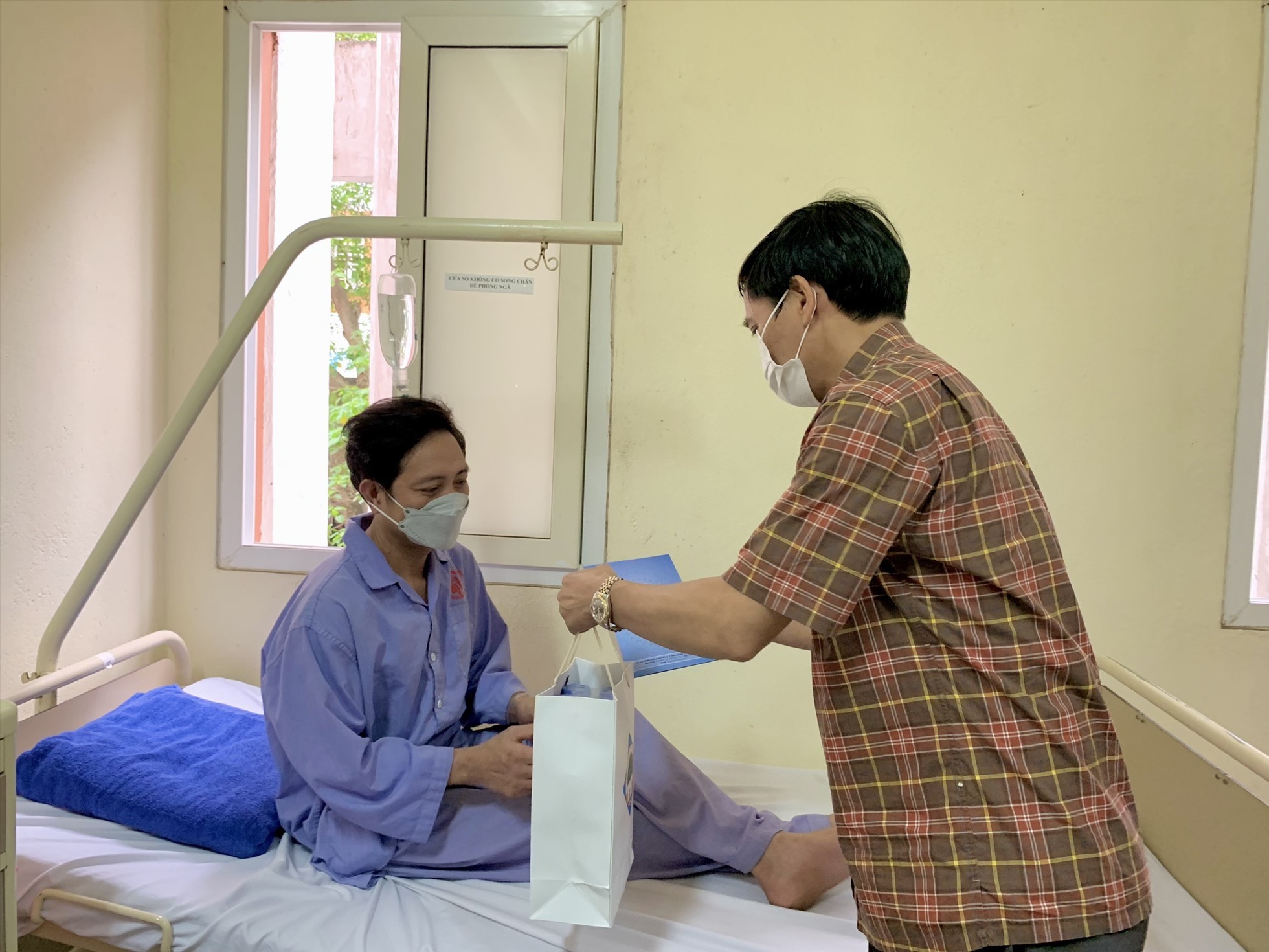 Lãnh đạo Công ty CP Than Vàng Danh thăm hỏi hai công nhân tại bệnh viện Việt Nam - Thụy Điển TP Uông Bí. Ảnh: Lương Hà