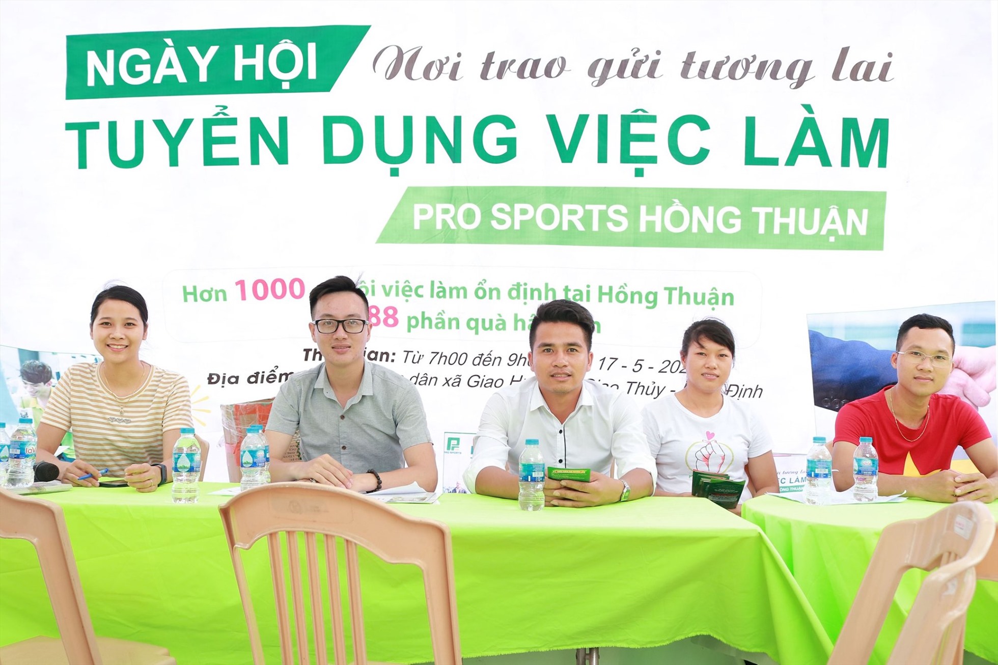 Anh Đạt (áo đỏ) thường xuyên vắng nhà vào ngày chủ nhật để hỗ trợ công ty tuyển dụng. Ảnh: Nhân vật cung cấp.