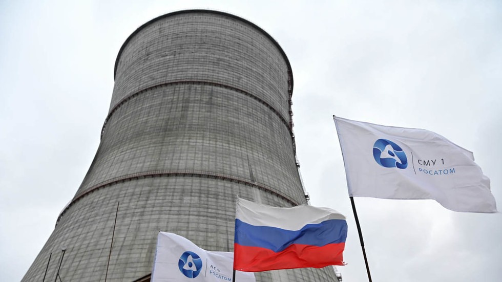 Quốc kỳ Nga và những lá cờ có logo của Rosatom tung bay tại công trường xây dựng tháp giải nhiệt tại nhà máy điện hạt nhân Kursk II gần làng Makarovka bên ngoài Kurchatov, vùng Kursk, Nga. Ảnh: Sputnik/Rosatom