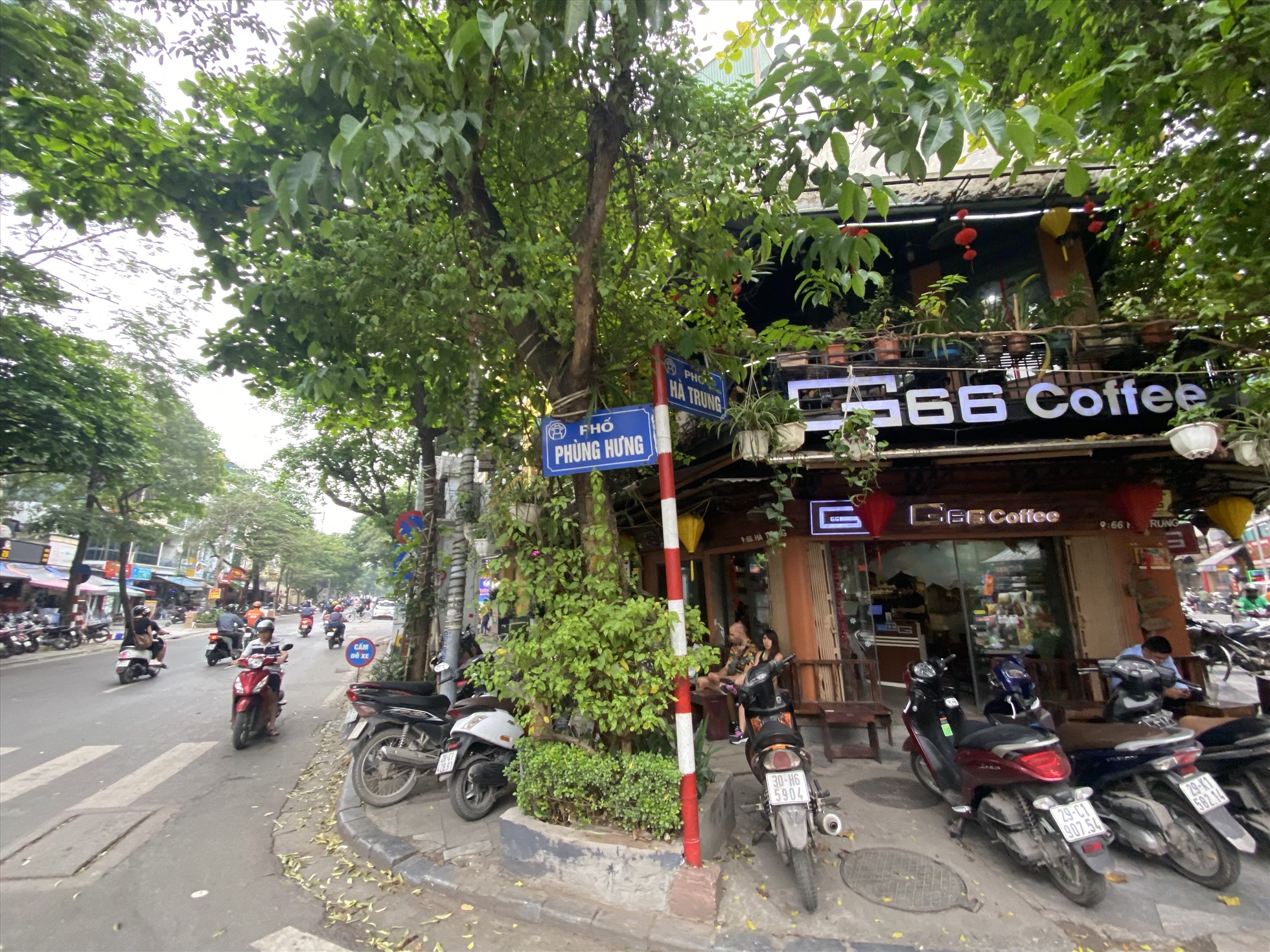 Vỉa hè phố Phùng Hưng bị xe máy, hàng quán bủa vây. Ảnh: Vĩnh Hoàng