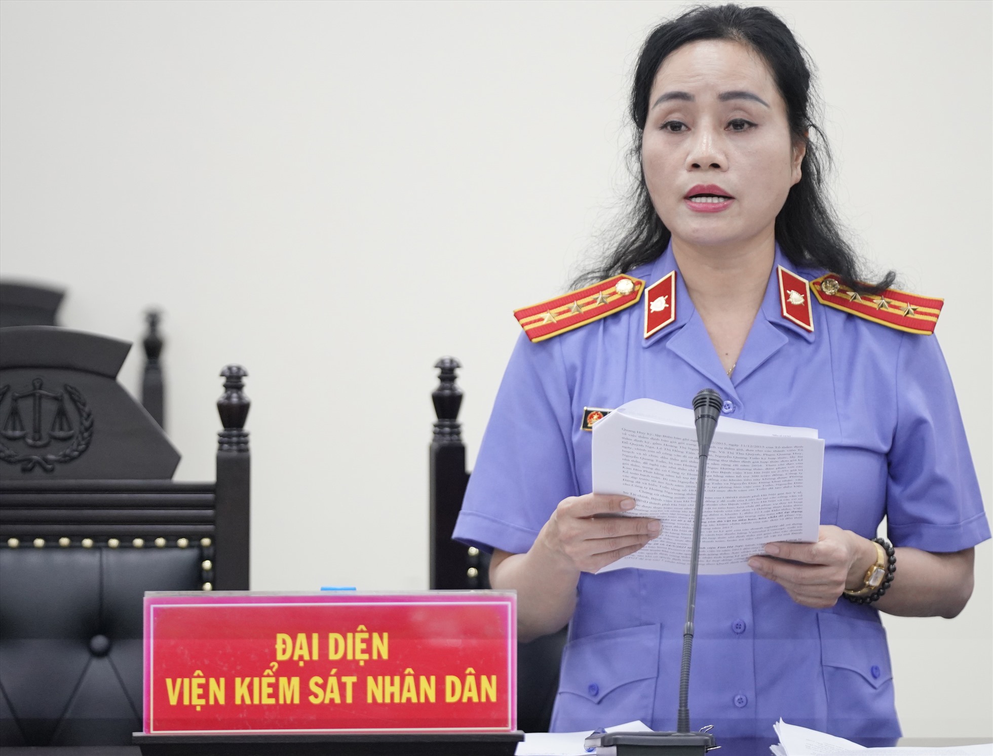 Nữ Kiểm sát viên công bố bản luận tội với 12 bị cáo trong vụ án vi phạm đấu thầu xảy ra tại Bệnh viện Tim Hà Nội dưới thời ông Nguyễn Quang Tuấn làm giám đốc. Ảnh: Việt Dũng