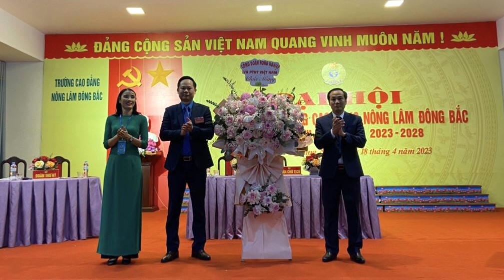 Lãnh đạo Công đoàn Nông nghiệp và Phát triển Nông thôn Việt Nam chúc mừng Công đoàn Trường. Ảnh: Hương Mai