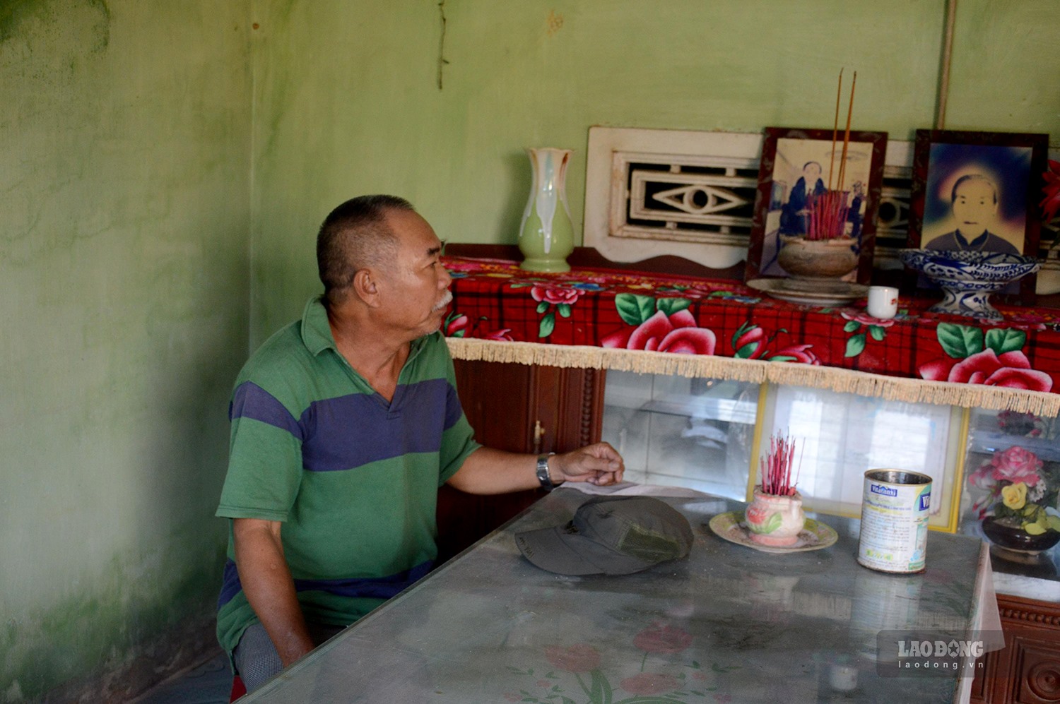 Lúc nhường đất để làm Nhà máy lọc dầu Dung Quất chuyển về nơi ở mới, ông Huỳnh Khanh 39 tuổi, đến nay ông đã 64 tuổi nhưng vẫn chưa được cấp sổ đỏ. Mẹ ông cũng qua đời vào năm 2021, chưa một lần được chạm tay vào sổ đỏ kể từ ngày chuyển về nơi ở mới. Ảnh: Ngọc Viên