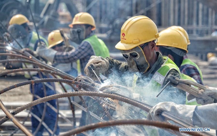 Công nhân tại một công trường xây dựng đường cao tốc ở Bắc Kinh, thủ đô của Trung Quốc làm việc trong ngày nắng nóng. Ảnh minh họa. Ảnh: Xinhua