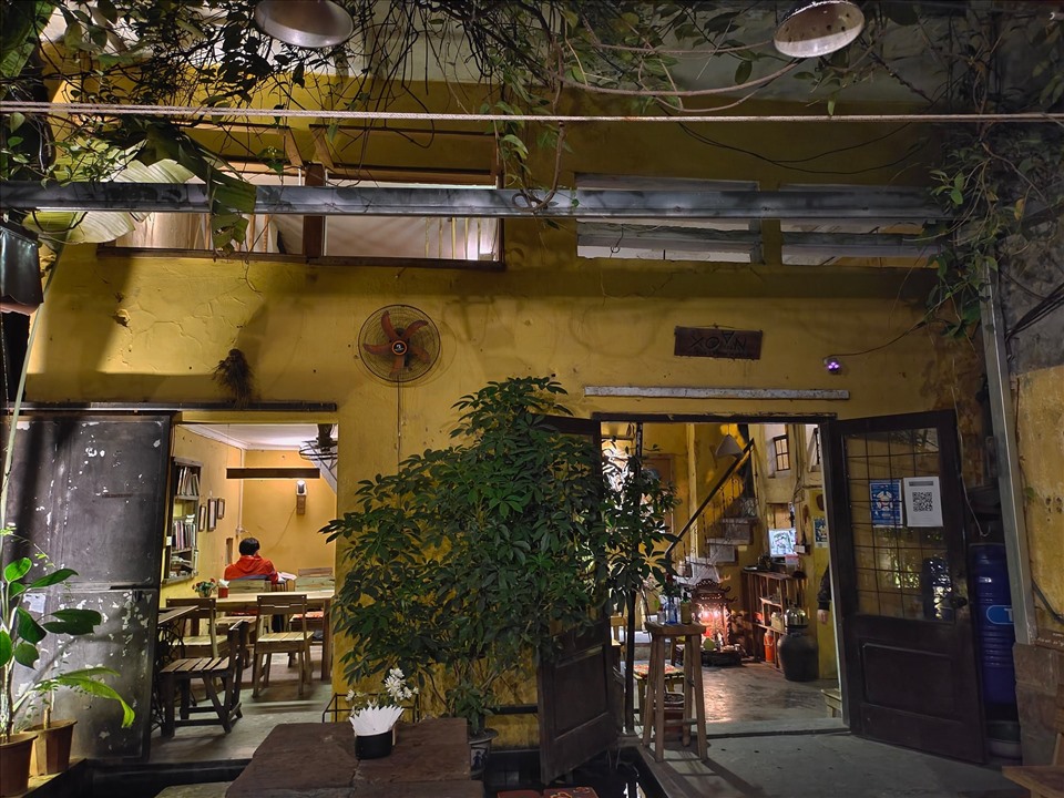Xoan Cafe có địa chỉ tại 5 ngõ 411 Trường Trinh, Khương Trung, quận Thanh Xuân, Hà Nội. Ấn tượng đầu tiên khi đến đây có lẽ quán được thiết kế như một ngôi nhà cổ lâu năm ở thủ đô. Ảnh: XOANcafe