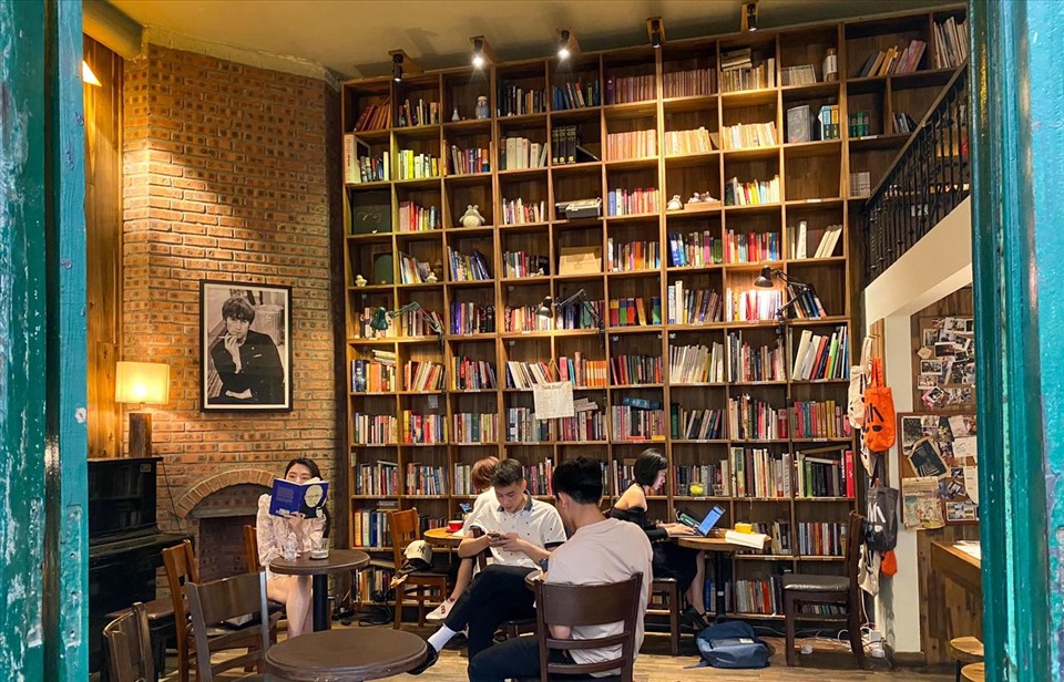 Tranquil hiện có 3 cơ sở ở Hà Nội nhưng nơi được biết đến nhiều hơn là Tranquil số 5 Nguyễn Quang Bích. Quán nằm trong một con hẻm nhỏ, với 2 tầng sức chứa khoảng 50 khách. Ảnh: Tranquil. Books & Coffee