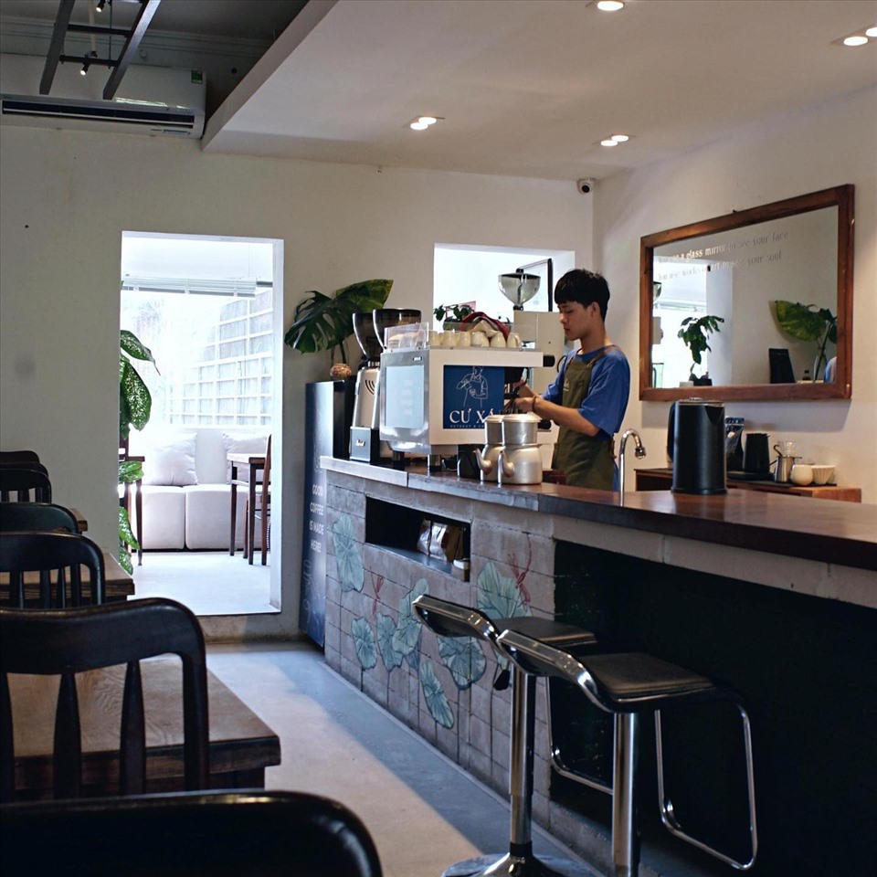 Không gian trong nhà với thiết kế đậm chất hoài cổ, mang chút gì đó xưa cũ mà khi đến đây bạn có thể cảm nhận được thời gian như chậm lại, cảm giác bình yên đến lạ. Ảnh: Cư Xá