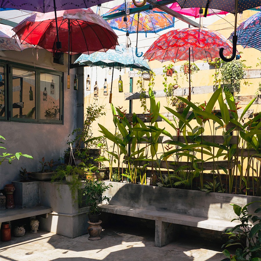 Nola Cafe có địa chỉ tại 89 Mã Mây, Hà Nội. Quán nằm bên trong khu phố cổ đông đúc thế nhưng Nola lại mang không gian vô cùng yên tĩnh, nhẹ nhàng. Quán là một căn nhà cổ 3 tầng được chia thiết kế thành nhiều gian phòng, có ban công rộng rãi. Ảnh: NOLA cafe & bar