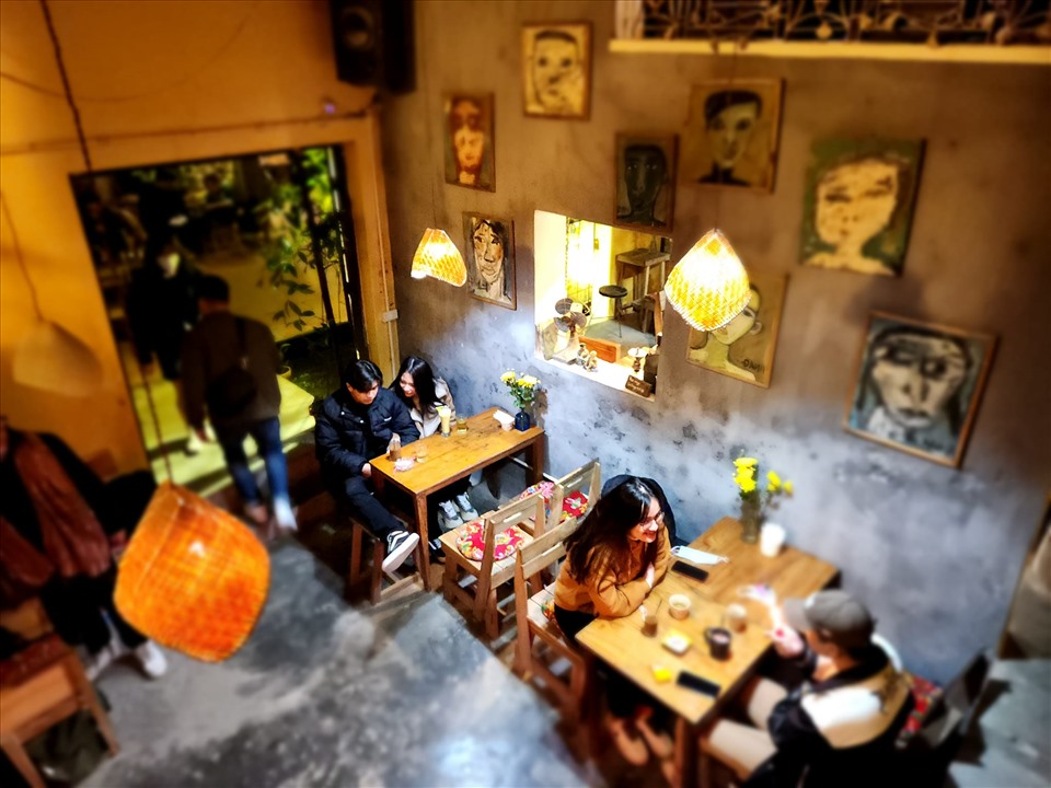 Bước vào bên trong, bạn sẽ thấy những bộ bàn ghế gỗ, căn nhà 3 gian, lớp sơn tường màu vàng đã cũ. Thiết kế hoài cổ, ấm cúng của quán tạo cảm giác như tìm về chốn xưa thân quen. Ảnh: XOANcafe