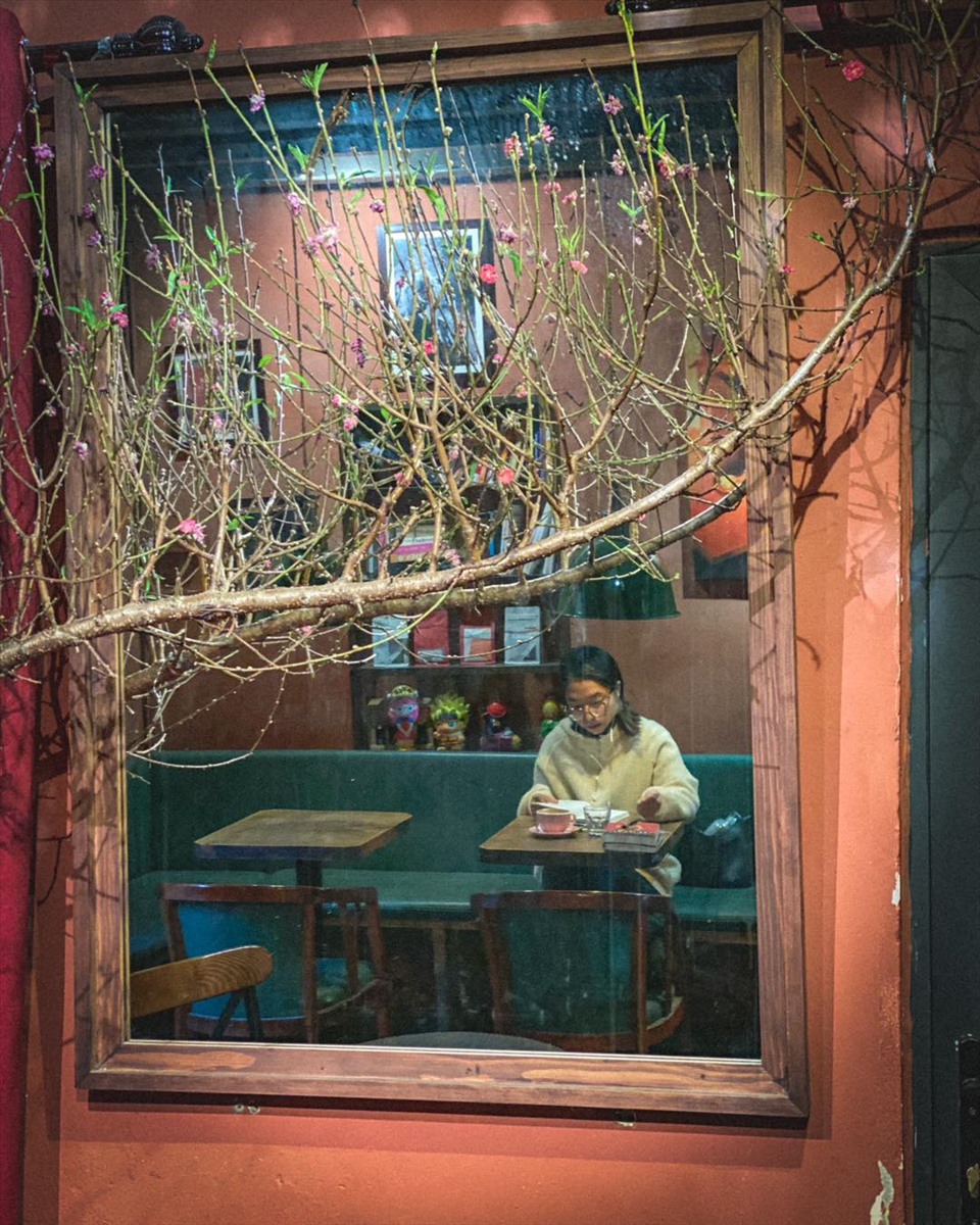 Tranquil được định vị là một quán cafe sách và sách là một trong những trụ cột chính. Quán decor đơn giản, nhân viên vừa phải và nét thu hút nằm ở những vị khách đến đây. Họ là những người tạo nên cái bình yên của Tranquil, nhẹ nhàng, bình dị và tôn trọng lẫn nhau. Ảnh: