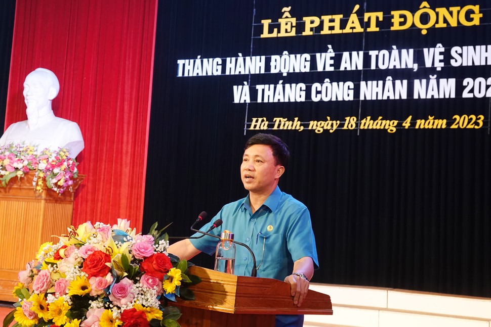 Ông Nguyễn Văn Danh - Chủ tịch Liên đoàn Lao động tỉnh Hà Tĩnh phát động hưởng ứng Tháng ATVSLĐ và Tháng Công nhân. Ảnh: Trần Tuấn.