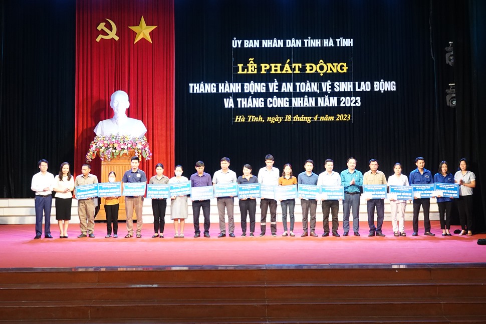Tại buổi lễ, Liên đoàn Lao động tỉnh Hà Tĩnh đã trao hỗ trợ làm nhà mái ấm công đoàn. Ảnh: Trần Tuấn.