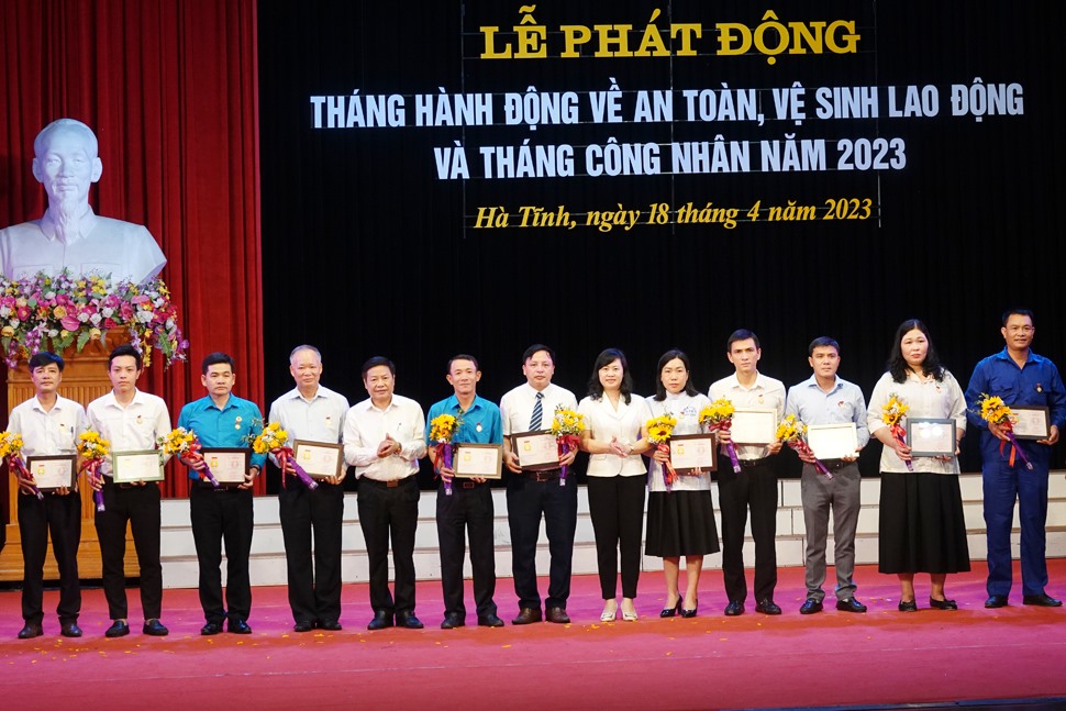 Trao bằng lao động sáng tạo của Tổng Liên đoàn Lao động Việt Nam cho 12 cá nhân. Ảnh: Trần Tuấn.