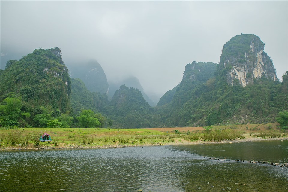 Nằm cách trung tâm Hòa Bình 50km và cách Hà Nội chỉ khoảng 60km, Thung Trâu (Kim Bôi, Hòa Bình) được mệnh danh là xứ sở thần tiên cho dân cắm trại. Thung lũng trâu nằm bên kia bờ sông Bôi, cách địa điểm cắm trại quen thuộc của du khách khoảng 200 mét, là nơi chăn thả trâu của người dân nên khá ít người biết đến.