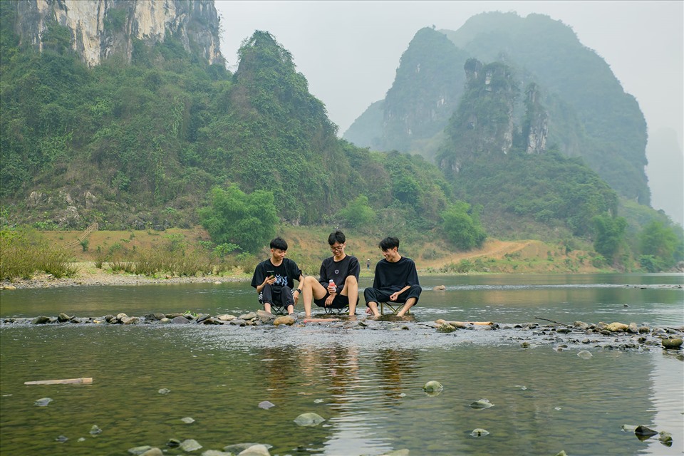 Bạn Chu Danh Hiếu (20 tuổi, sin viên tại Hà Nội) cùng nhóm bạn có chuyến du lịch đến Thung Trâu hồi giữa tháng 4. Danh Hiếu cho biết, bạn biết đến nơi đây nhờ một lần lướt mạng xã hội.