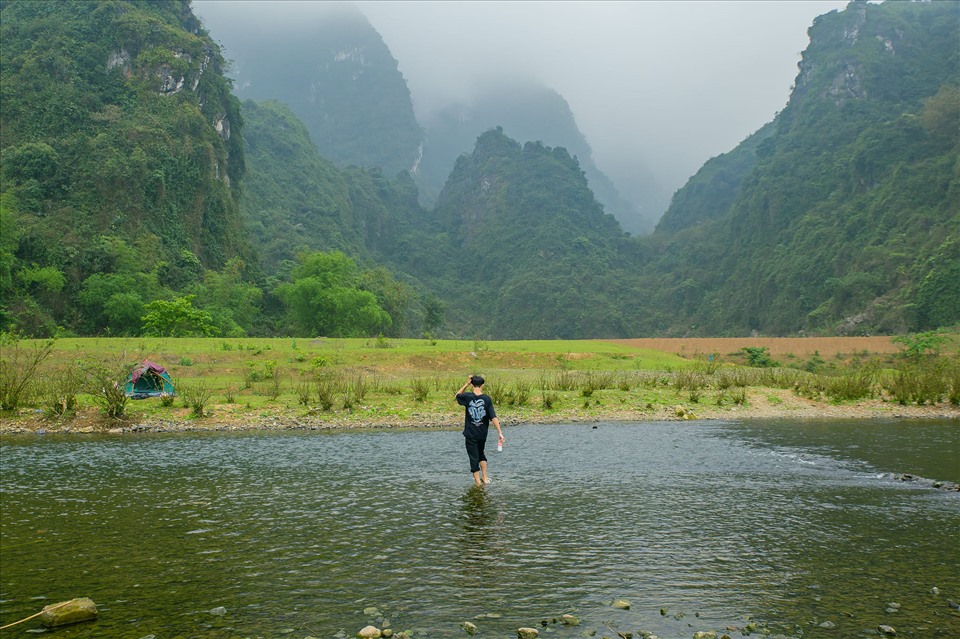 Đặc biệt, đến picnic hay cắm trại ở Thung Trâu, du khách sẽ không phải trả bất cứ phí dịch vụ nào. Cả nhóm 3 người chỉ mất công chuẩn bị đồ ăn để mang theo và chi phí xăng xe (khoảng 300.000 đồng). Do đó, Danh Hiếu đánh giá đây là một địa điểm mà các tín đồ picnic, camping nên đến ít nhất một lần.