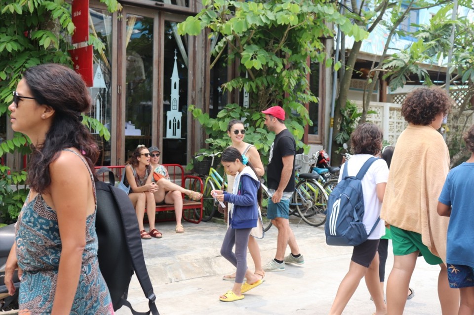 Không chỉ là du khách nội địa mà còn rất đông du khách nước ngoài tham gia trải nghiệm tại chợ phiên làng chài Tân Thành.