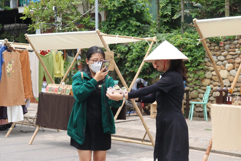 ông Lê Quốc Việt, thành viên Ban tổ chức chợ phiên làng chài Tân Thành khẳng định: “Thành công lớn nhất của phiên chợ chính là giá trị du lịch và giá trị xã hội đã được đánh thức, thể hiện qua sự chia sẻ cộng đồng cùng hướng đến mục tiêu xây dựng một sản phẩm du lịch mới lạ, góp phần phục hồi du lịch Hội An trong thời gian sắp tới.”