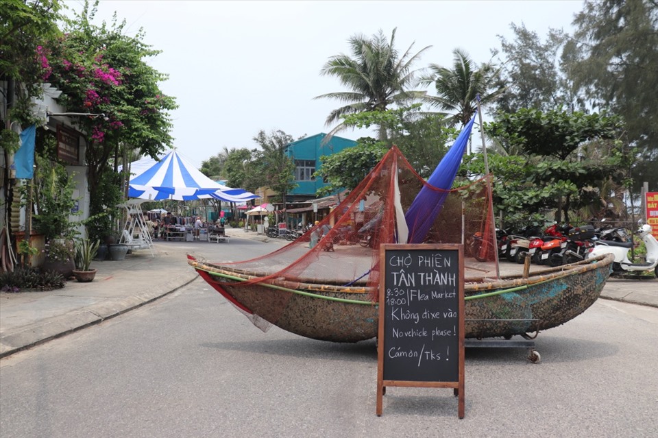 Chợ phiên Làng chài Tân Thành được thành lập năm 2020, là một điểm đến mới thu hút đông đúc du khách thời gian vừa qua.