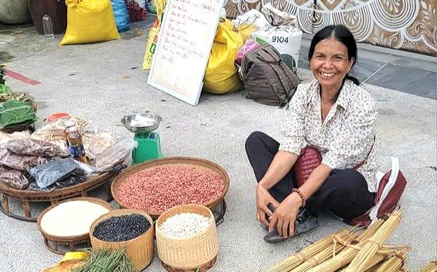 Sau hàng chục lần tổ chức, chợ phiên làng chài Tân Thành ngày càng ấn tượng với du khách bởi sự mộc mạc và thân thiện.