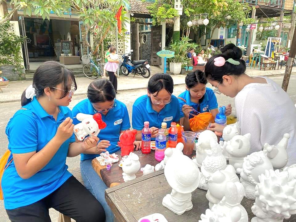 Ngoài trao đổi buôn bán, chợ phiên làng chài Tân Thành còn có các hoạt động vui chơi giải trí.