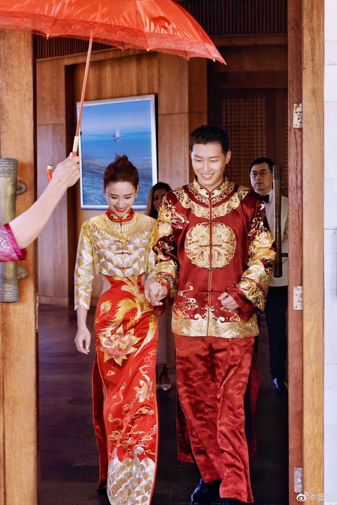 Đậu Kiêu và Hà Siêu Liên diện trang phục truyền thống trong lễ cưới. Ảnh: Xinhua