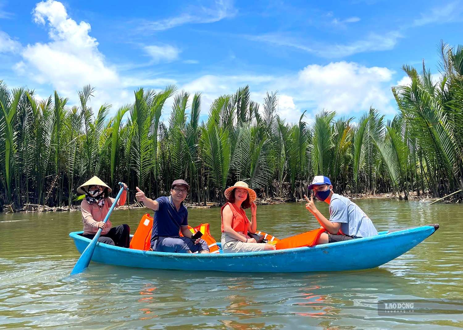 Du khách tham quan rừng dừa nước Cà Ninh. Ảnh: Ngọc Viên