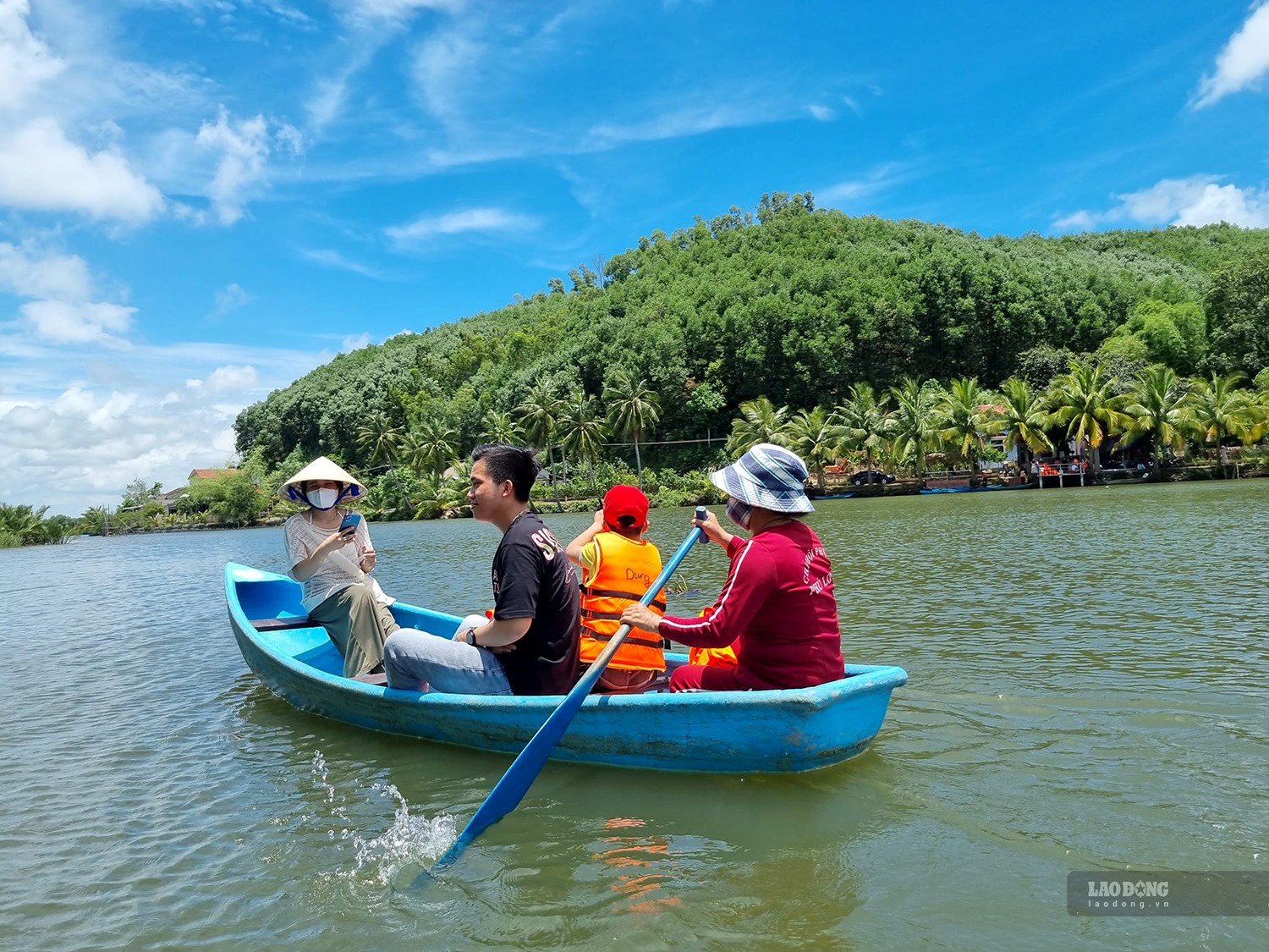 Rừng dừa nước Cà Ninh như một chiếc máy điều hòa tự nhiên, du khách khi đến đây sẽ hòa mình vào khung cảnh sông nước hữu tình với không khí trong lành, mát mẻ. Ảnh: Ngọc Viên