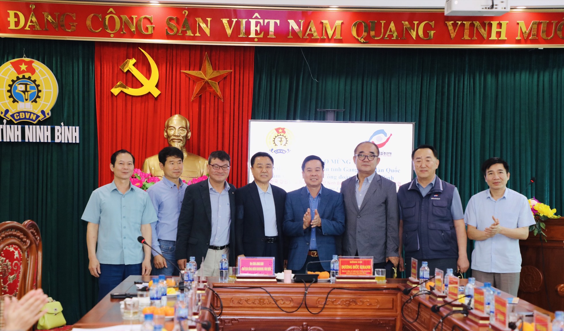 Đại diện lãnh đạo LĐLĐ tỉnh Ninh Bình tặng quà cho Liên hiệp Công đoàn tỉnh Gangwon. Ảnh: Diệu Anh