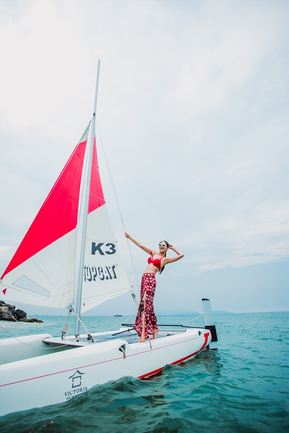 Đi thuyền Catamaran trên biển.