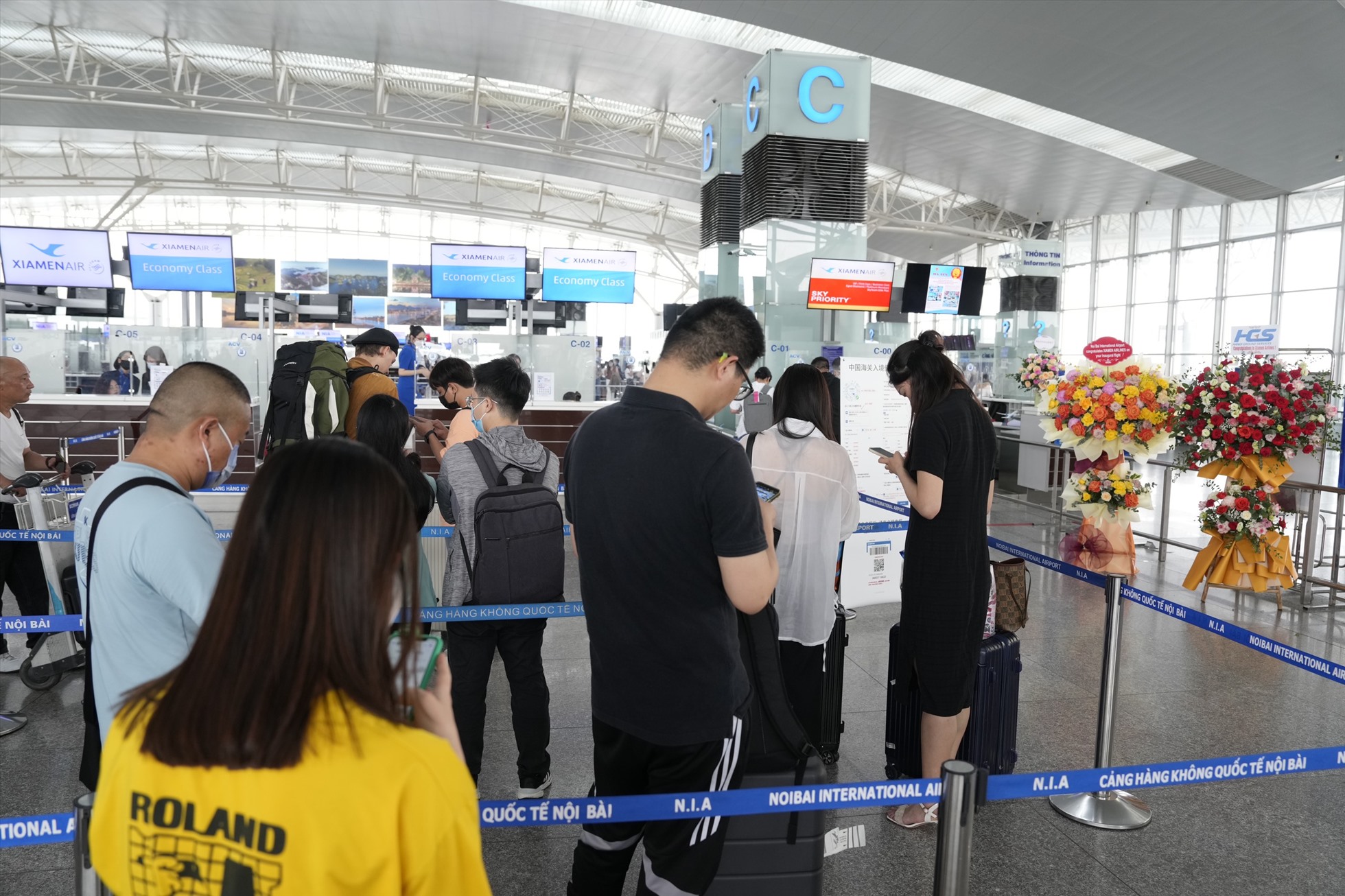 Khách hàng trên chuyến bay làm thủ tục tại sân bay Nội Bài. Ảnh NIA