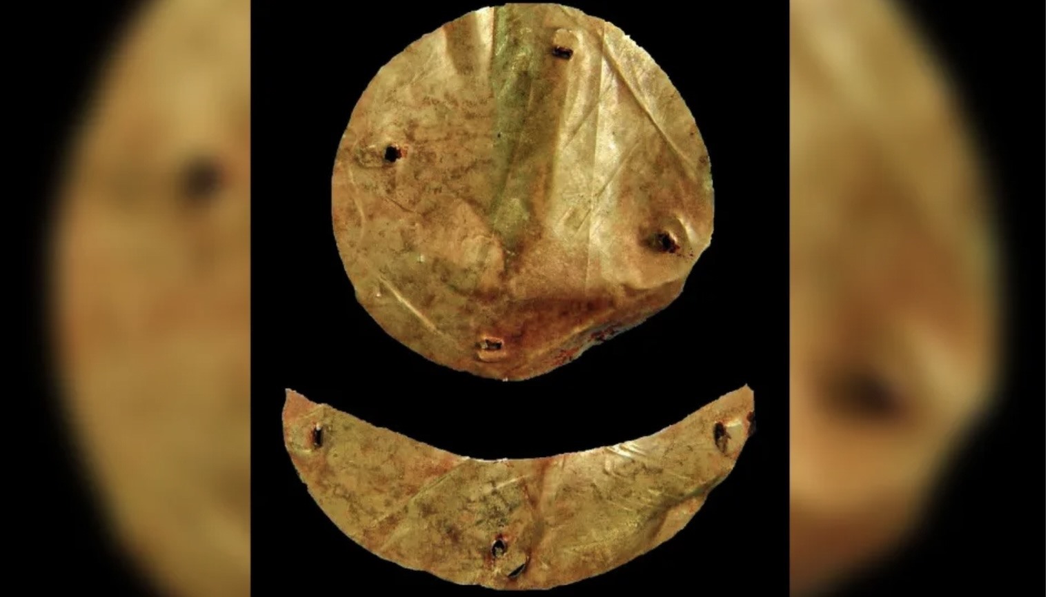 Các biểu tượng mặt trời và mặt trăng bằng vàng, biểu tượng của Hung Nô để trang trí một chiếc quan tài trong ngôi mộ ở Takhiltyn Khotgor. Ảnh: Nhóm nghiên cứu
