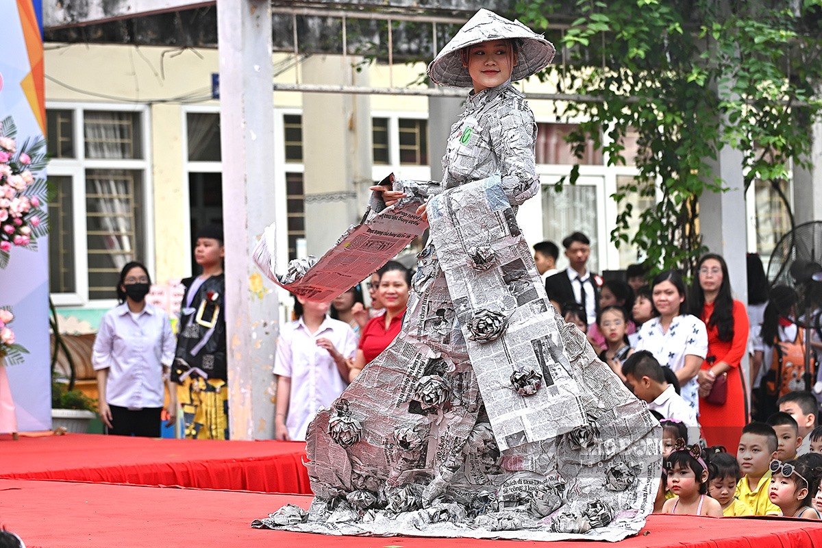 Hưởng ứng ngày hội, các em học sinh đã tự tay thiết kế trang phục bằng các chất liệu tái chế như giấy báo để tham dự Hội thi.
