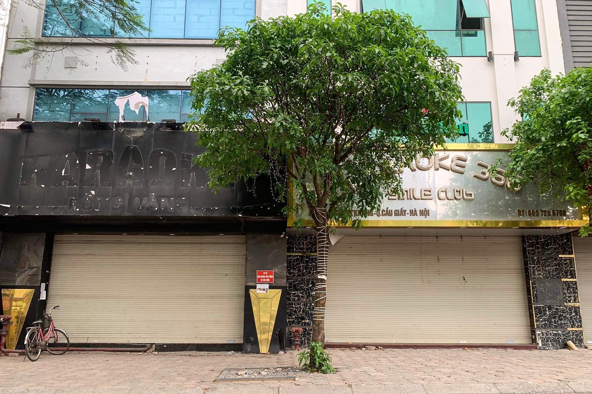 Một quán karaoke ở Trần Thái Tông (Hà Nội) “cửa đóng then cài” vì quy định PCCC (ảnh chụp ngày 18.4). Ảnh: Phạm Đông