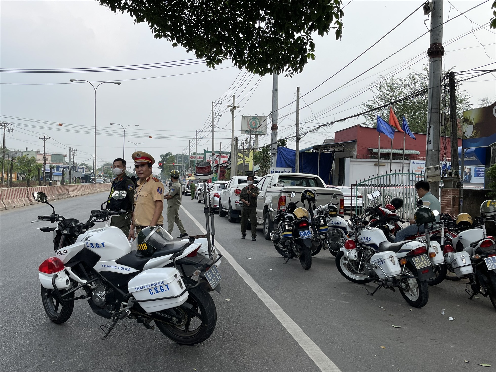 Công an phong tỏa nghiêm ngặt hiện trường sau khi xảy ra vụ cướp. Ảnh: Đình Trọng