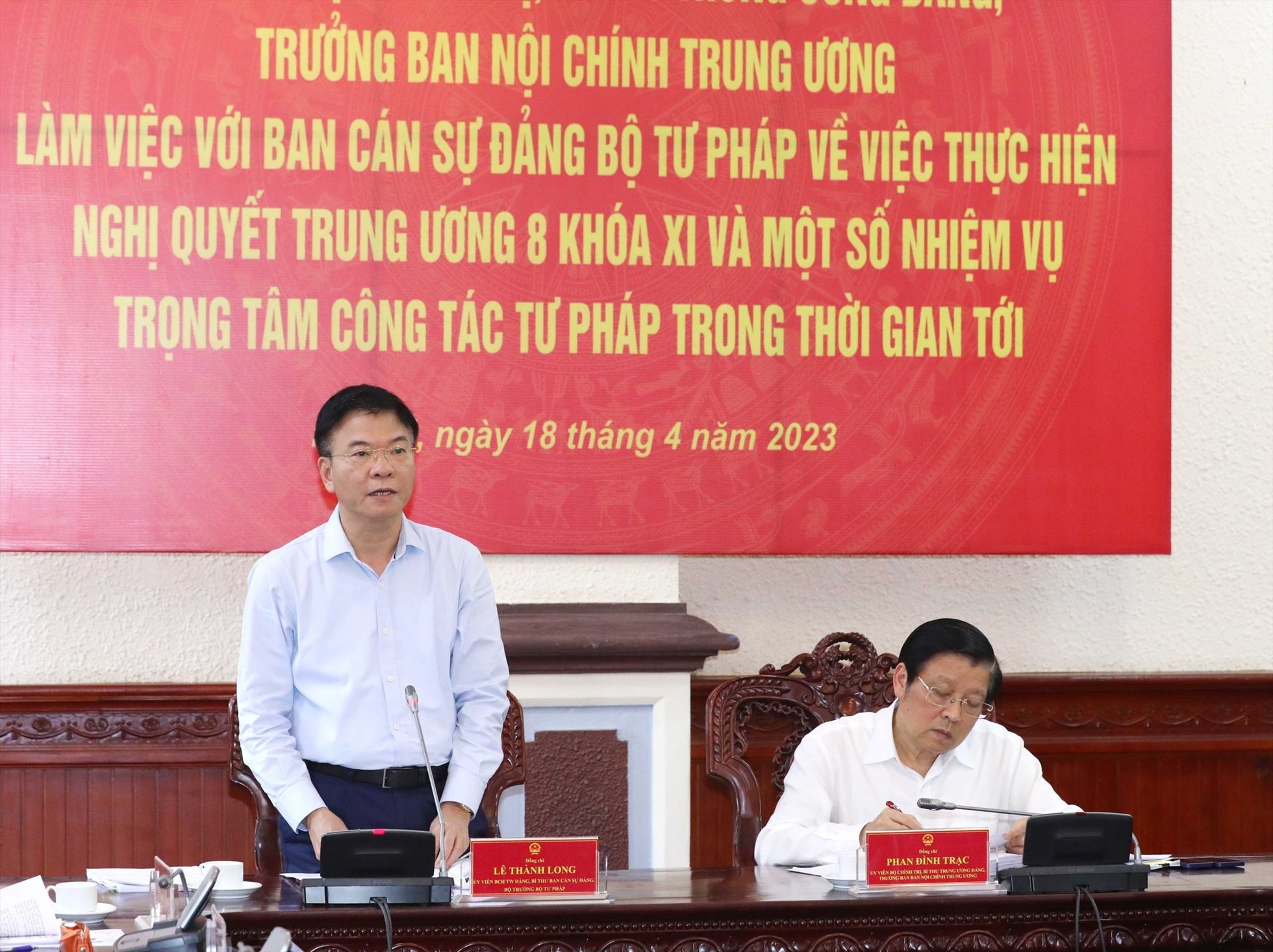 Bộ trưởng Bộ Tư pháp Lê Thành Long phát biểu tại buổi làm việc. Ảnh: TTXVN