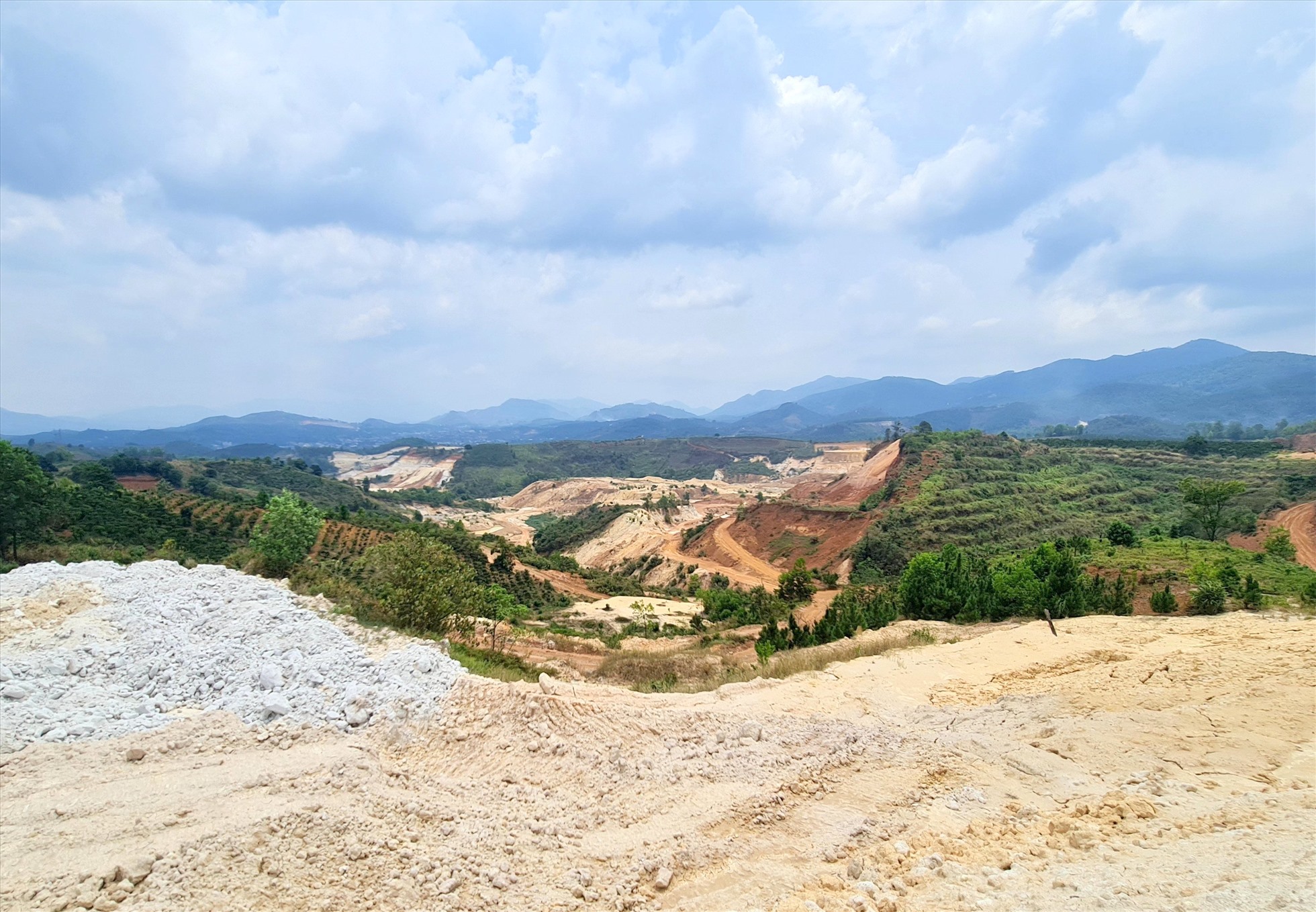 Khu vực khai thác cao lanh ở tỉnh Lâm Đồng. Ảnh: Quốc Hùng