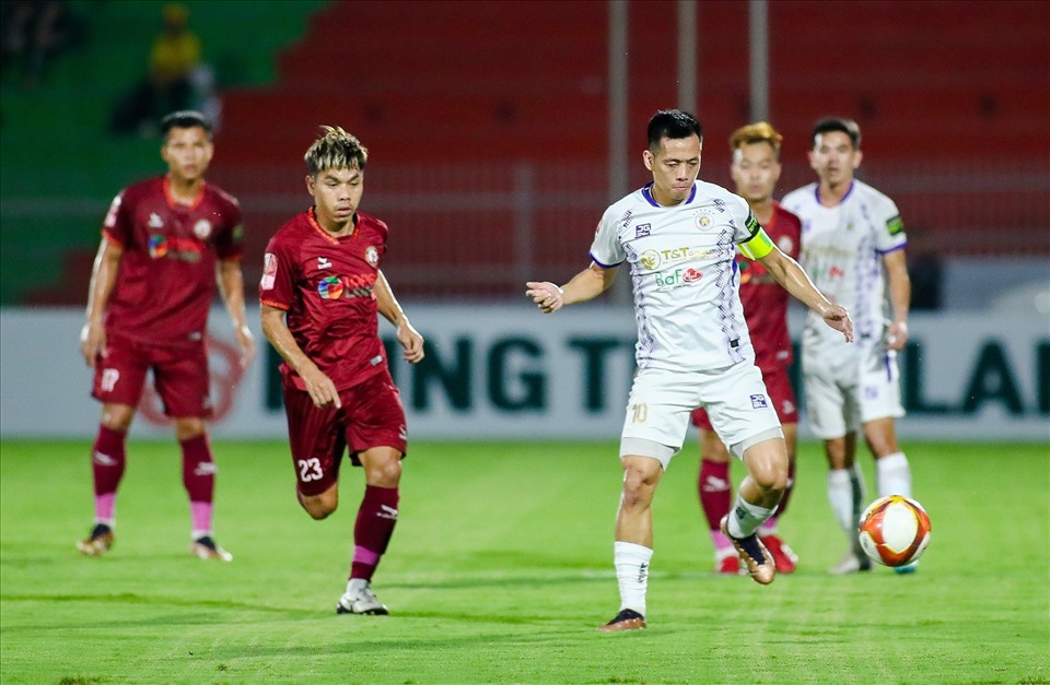 Tiền đạo Văn Quyết có hành vi thiếu chuẩn mực với trợ lý trọng tài tại vòng 7 V.League. Ảnh: VPF