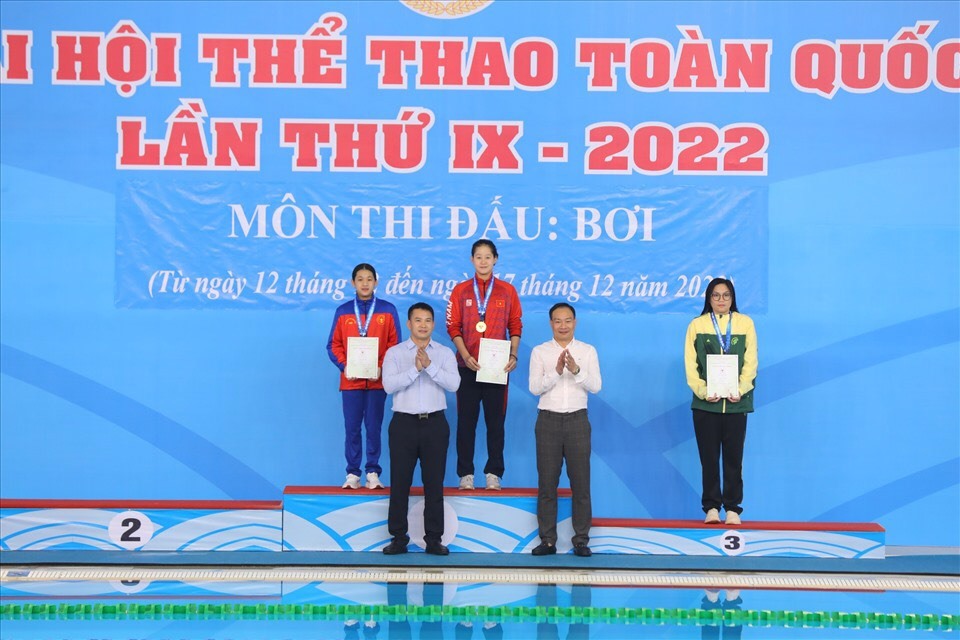 Nguyễn Thuý Hiền (ngoài cùng bên trái) giành huy chương vàng và phá kỉ lục nội dung 50m tại Đại hội Thể thao toàn quốc lần thứ 9 năm 2022. Ảnh: Bùi Lượng