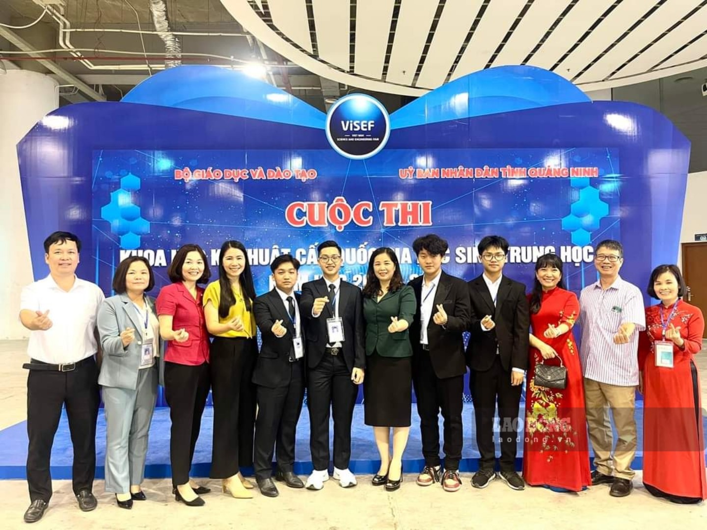 2 em Bình và Minh (thứ 4 và 5 từ phải sang) cùng các thầy cô Trường THPT chuyên Nguyễn Tất Thành tại Cuộc thi Khoa học kỹ thuật cấp Quốc gia học sinh trung học năm học 2022 - 2023.