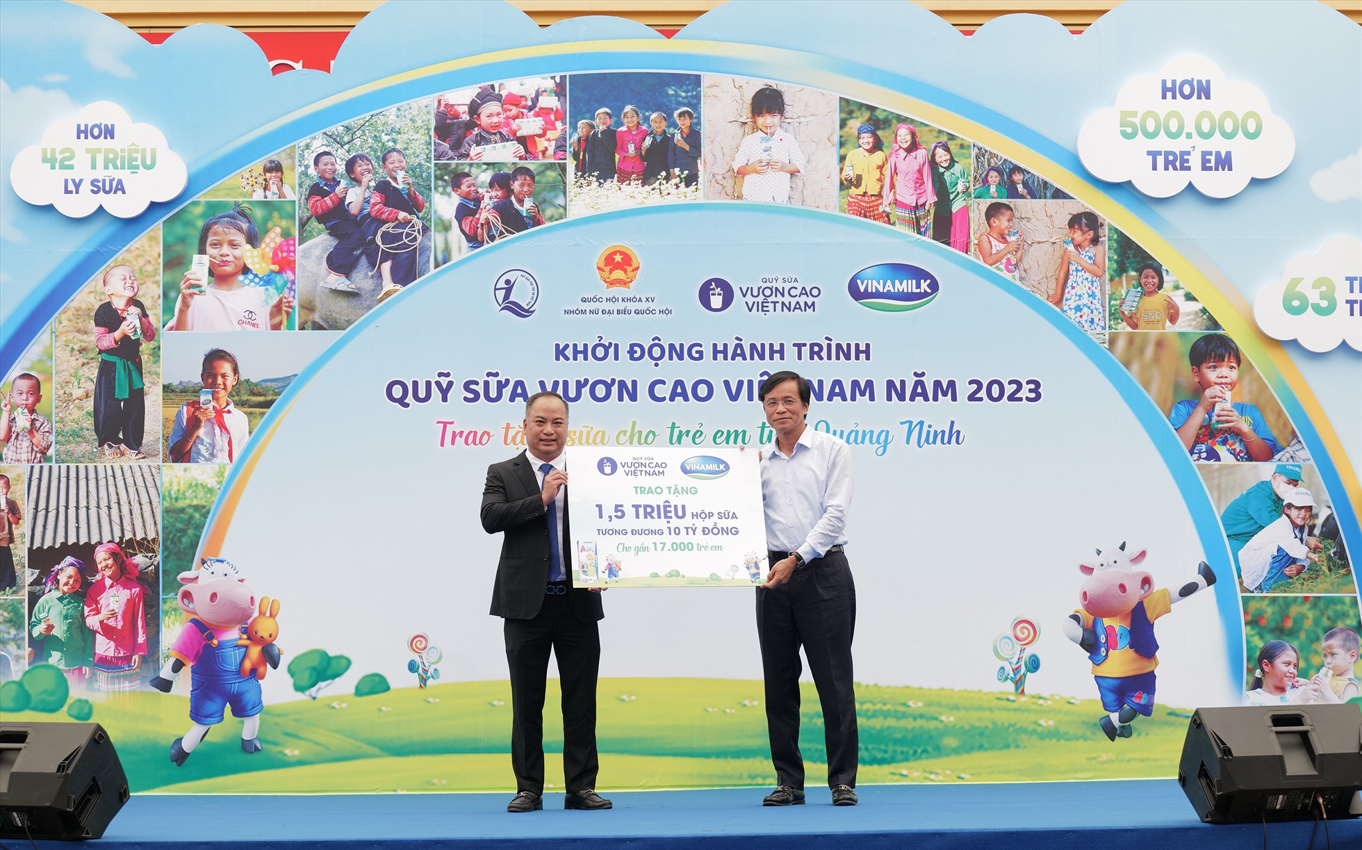 Ông Nguyễn Hạnh Phúc – Chủ tịch Hội đồng Quản trị Vinamilk (bên phải) trao bảng tượng trưng 1,5 triệu ly sữa của chương trình năm 2023 cho lãnh đạo Quỹ BTTEVN. Ảnh: Vinamilk