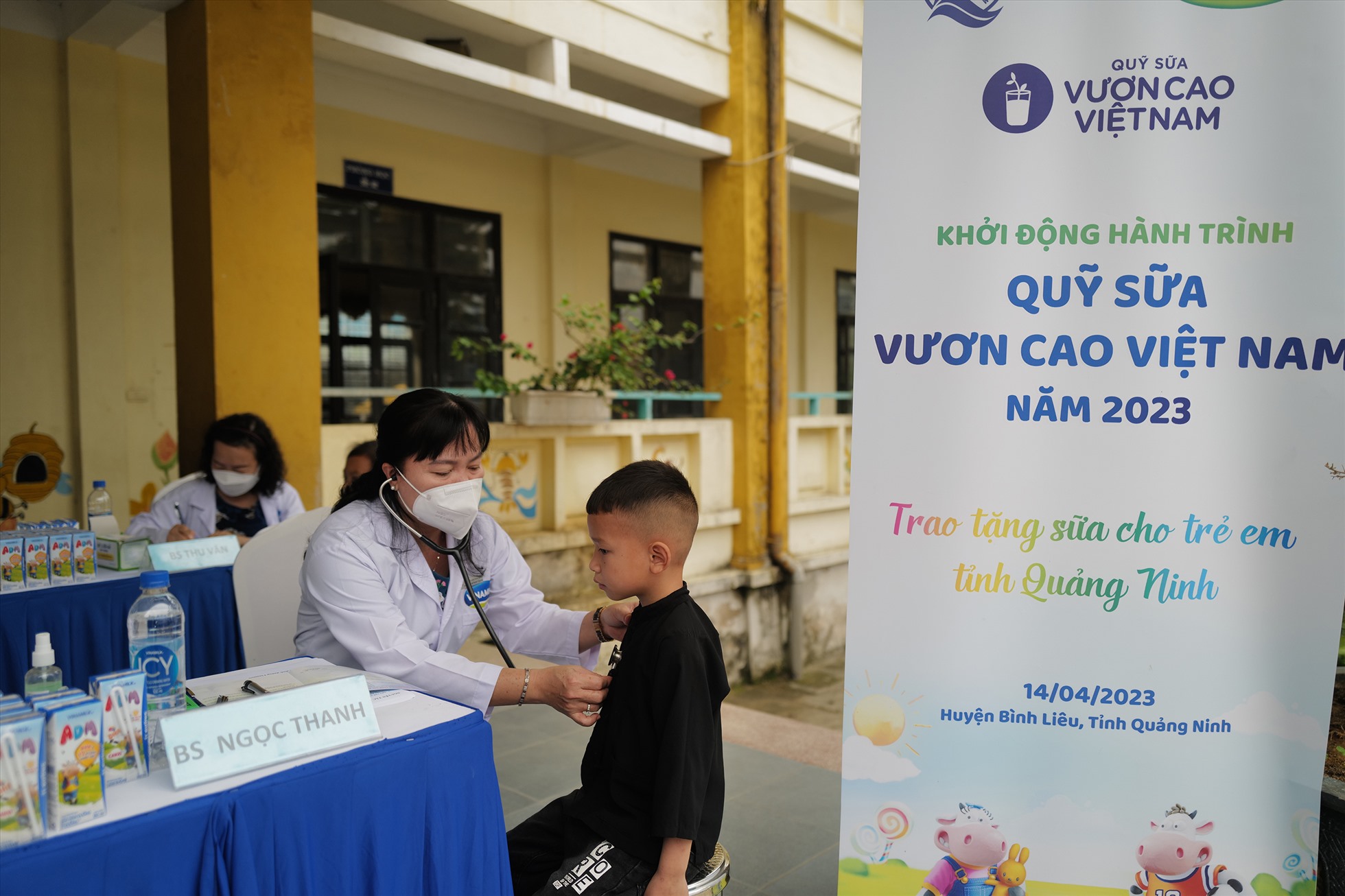 Các em học sinh tại trường tiểu học Húc Động được các bác sĩ của Vinamilk thăm khám sức khỏe và dinh dưỡng. Ảnh: Vinamilk